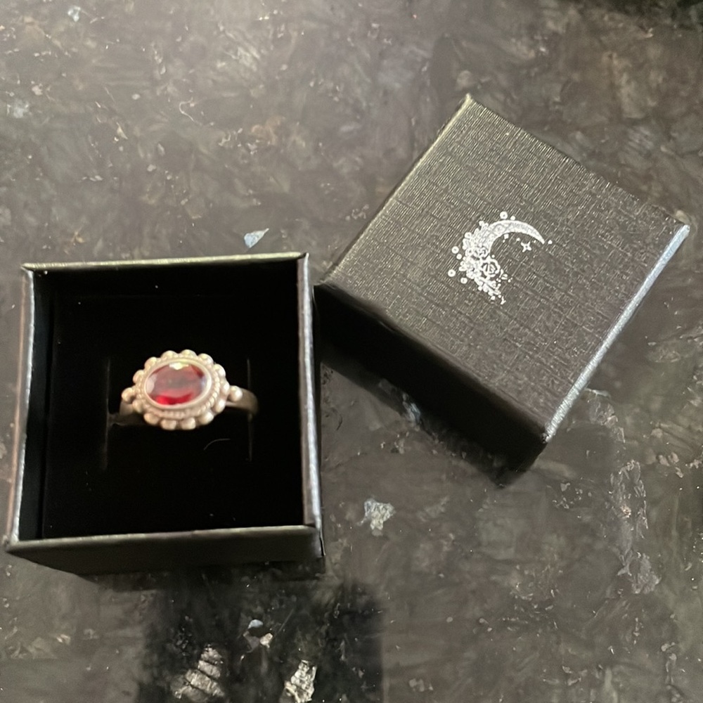 Sterling NEW silver garnet ring SZ 7.5 Stamped 925.  Absolutely gorgeous - Picture 5 of 11